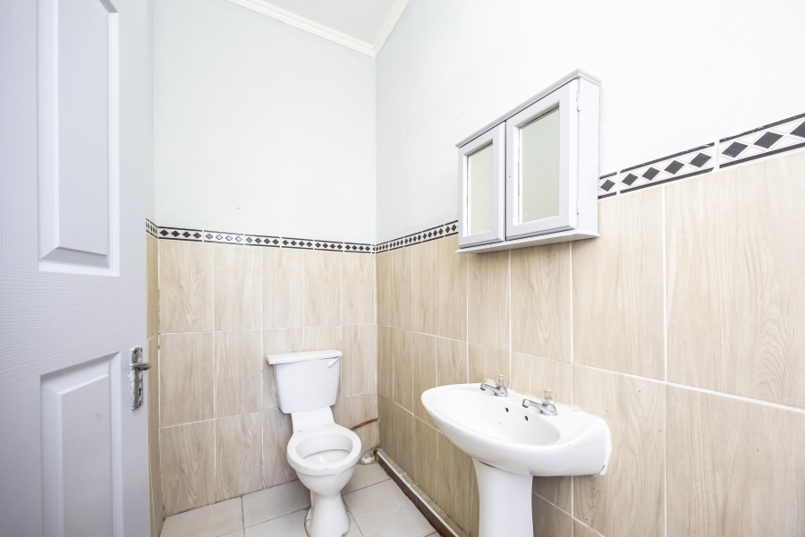 5 Bedroom Property for Sale in Sunnyridge Eastern Cape